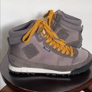 Like new! North Face Back to Berkeley Boots.